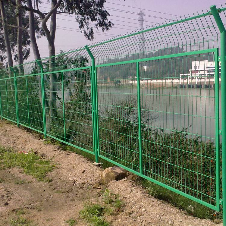 車庫圍欄網與風水球 現代家居的實用與美學融合