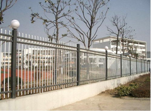 鋅鋼護(hù)欄網(wǎng) 現(xiàn)代工廠安全與美觀的守護(hù)者